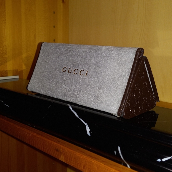 GUCCI Sunglasses Holder - Picture 5 of 6
